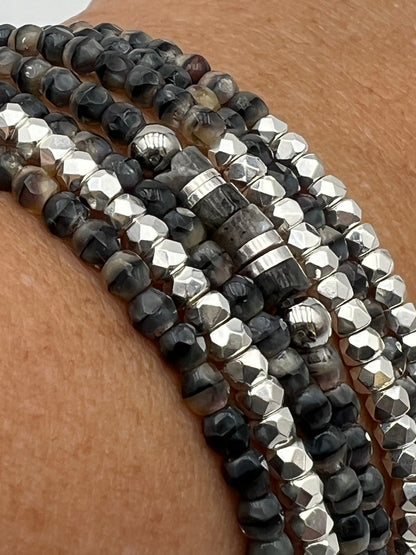 Bracelet ou collier sur fil élastique, en facette de bohème noir et gris marbré et perles argenté 