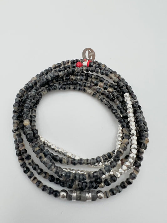 Bracelet ou collier sur fil élastique, en facette de bohème noir et gris marbré et perles argenté