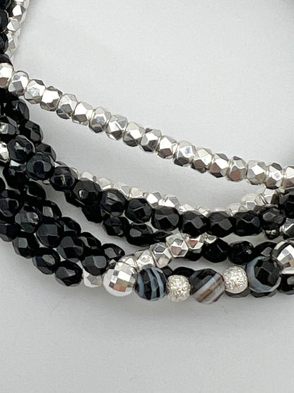 Collier ou bracelet, en facette de bohème, noir et perles argentées et agate noir zoné d'une loguer de 120cm