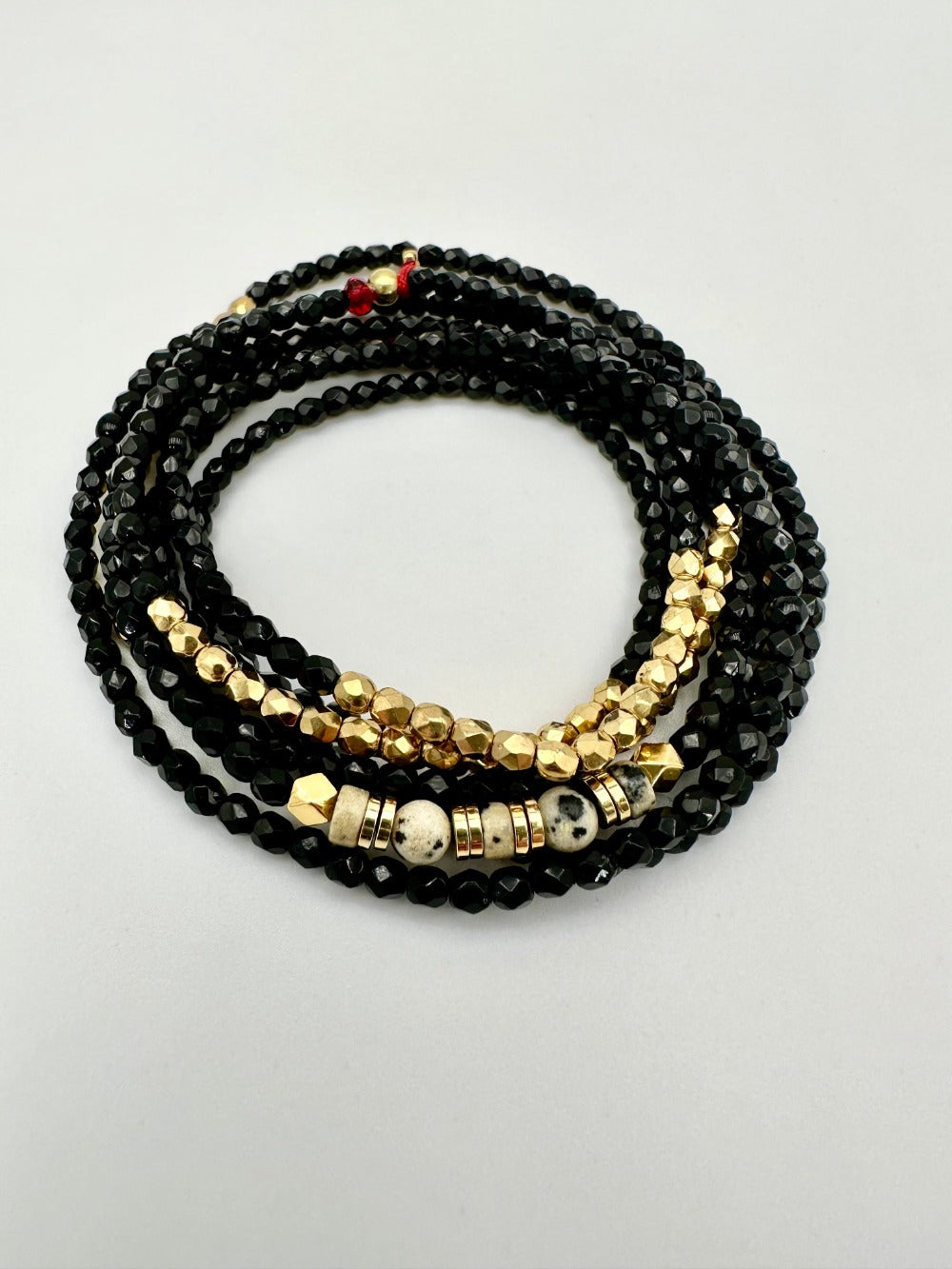 Bracelet ou collier sur fils Lastique, d'une longueur de 120 cm en facette de bohème noir et or 24 K et perles rondes et heishi en dalmatiens