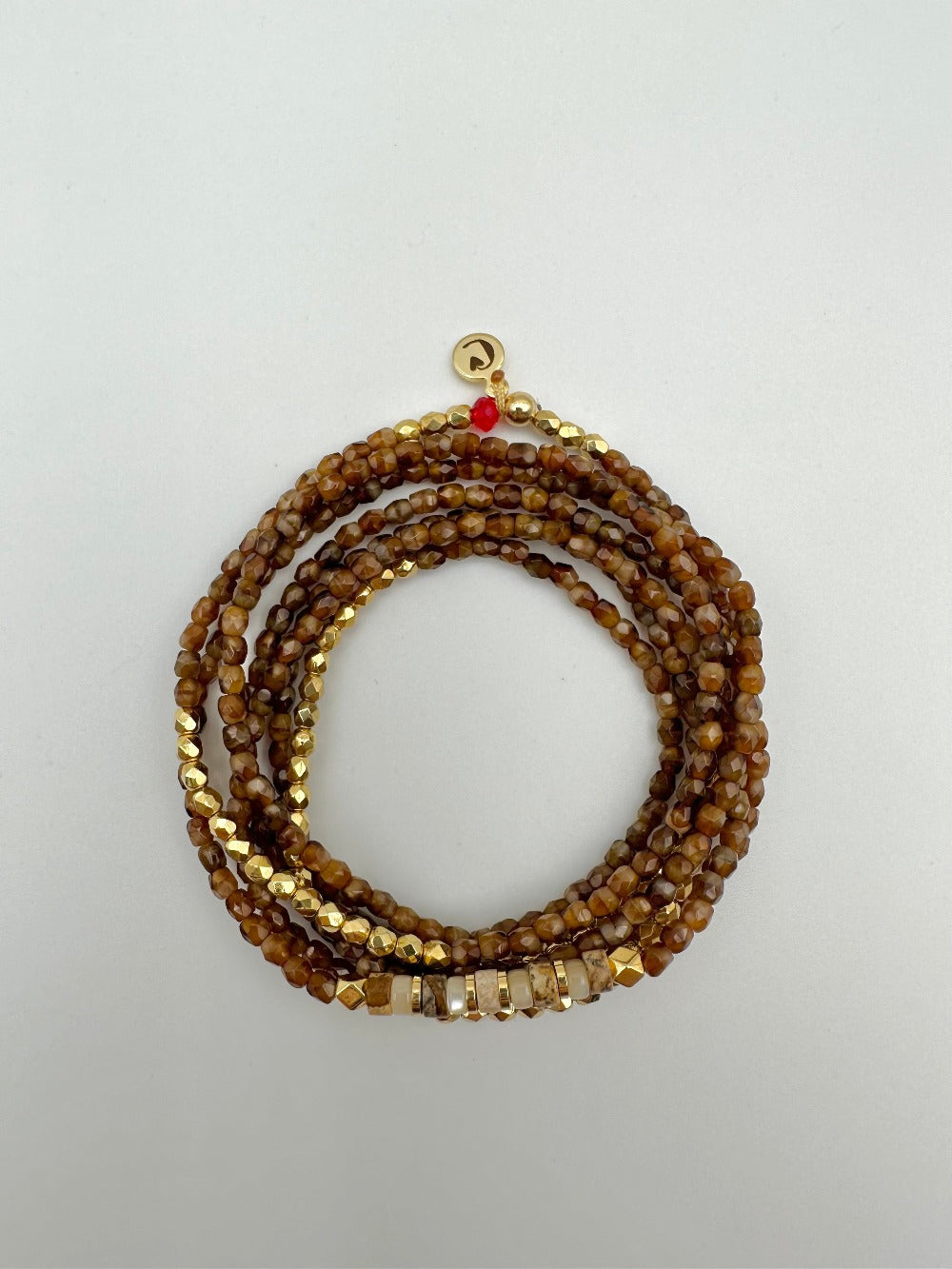 le 2 en 1 collier ou bracelet en facette de bohème, marbré caramel, et or 24 K et rondelles heishi en jaspe et nacre et ses perles dorés