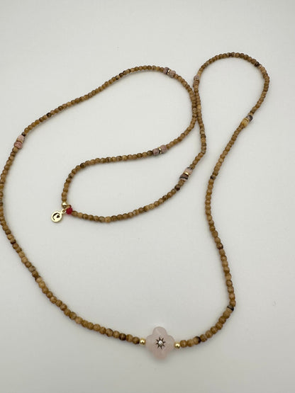 Les deux en un collier ou bracelet en facette de bohème avec son Trèfle en quartz rose et c'est Pierre de gemmes rhodochrosite