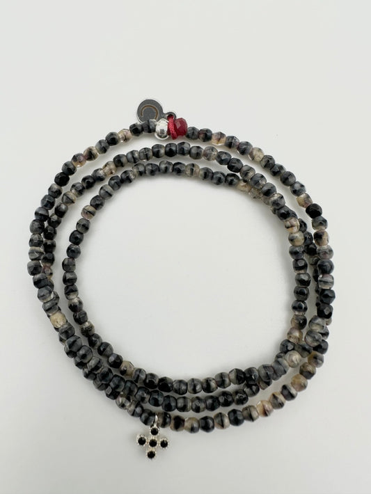 Mon Cajoux 2 en 1 collier ou bracelet, en facette de bohème grise et noir, marbré avec sa petite croix, en argent incrusté d'oxyde, de zirconium noir