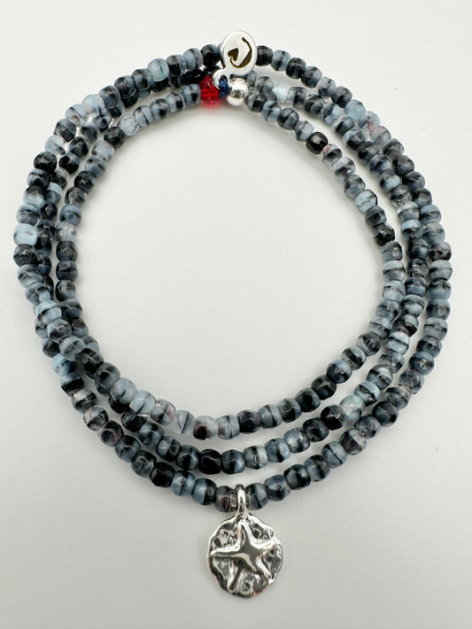 Mon Cajoux 2 en 1 collier ou bracelet comme vous aurez envie en facettes marbré  bleu, gris et sa petite breloque en placage, argent étoilé