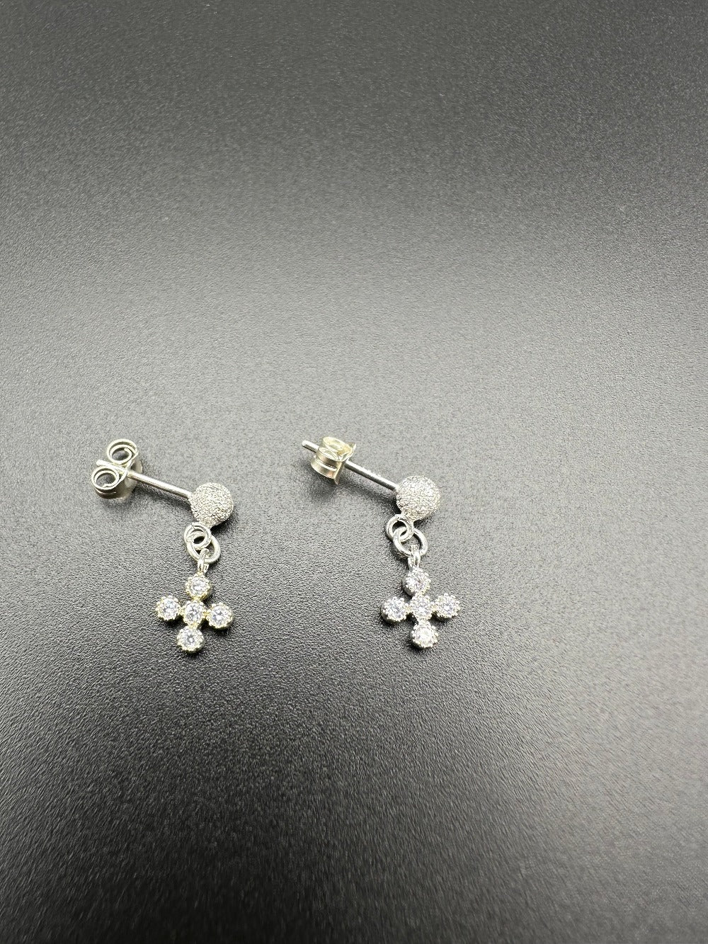 Mes Cajoux boucles d’oreilles petites croix argentées sa mesure et de 1,7cm