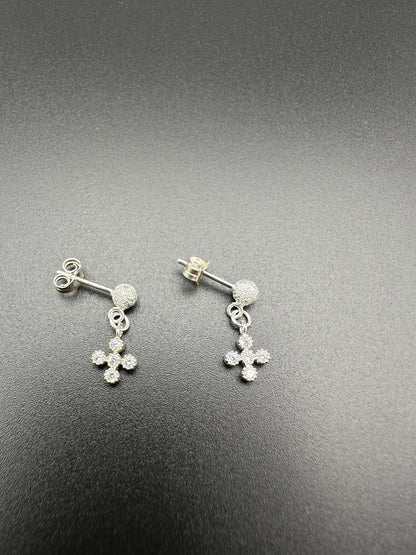 Mes Cajoux boucles d’oreilles petites croix argentées sa mesure et de 1,7cm