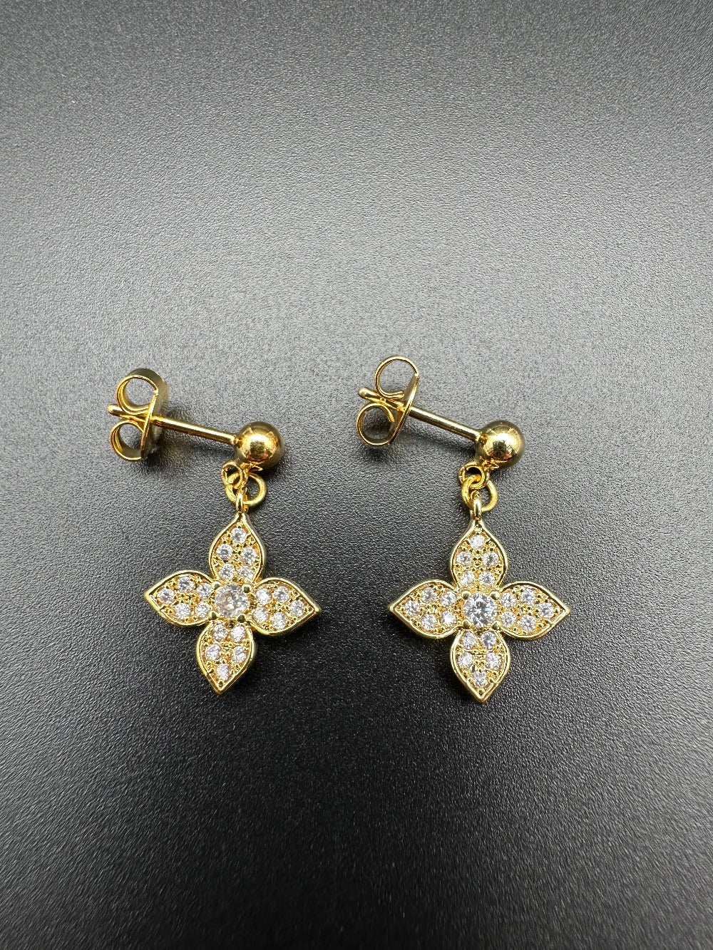 Mes Cajoux boucles d'oreilles en gold filled et fleurs doré et sa mesure et de 2,3 cm