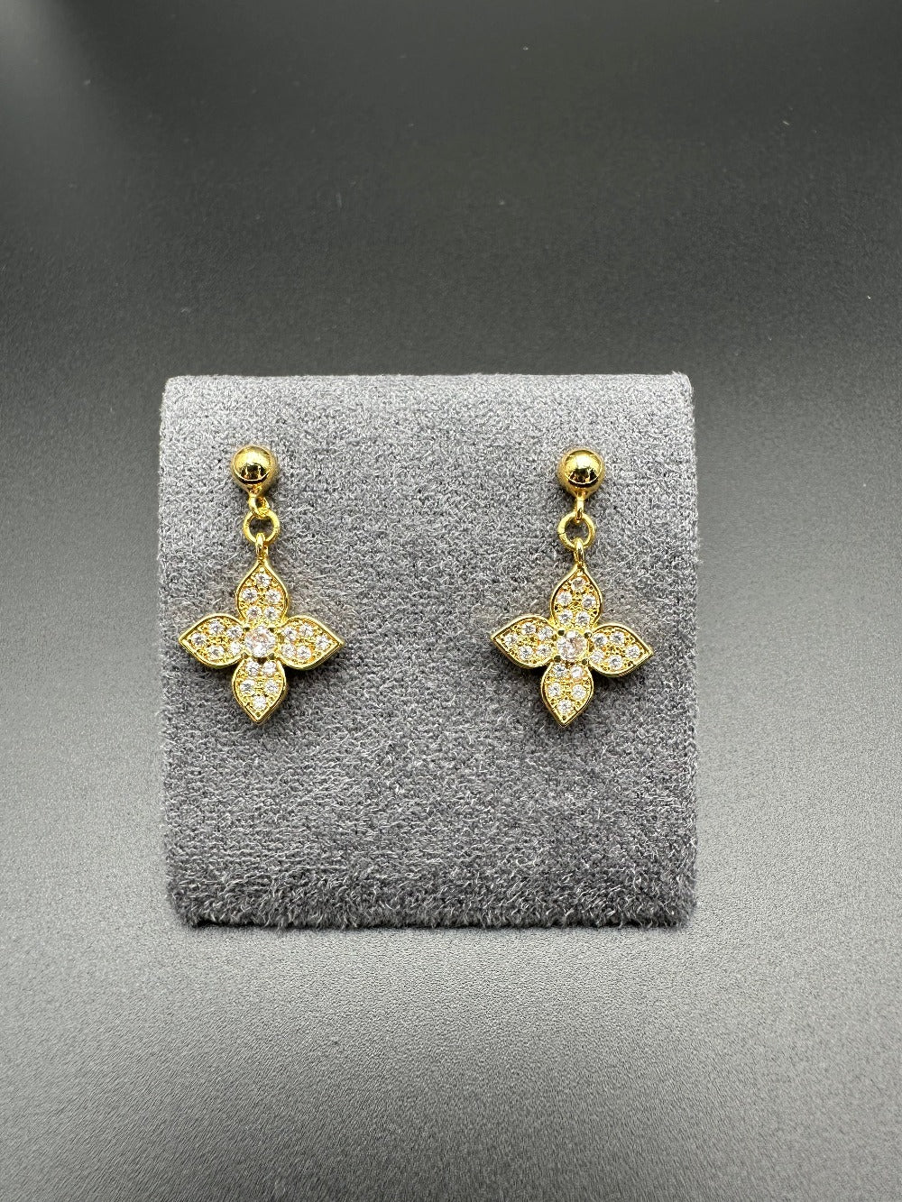 Mes Cajoux boucles d'oreilles en gold filled et fleurs doré et sa mesure et de 2,3 cm