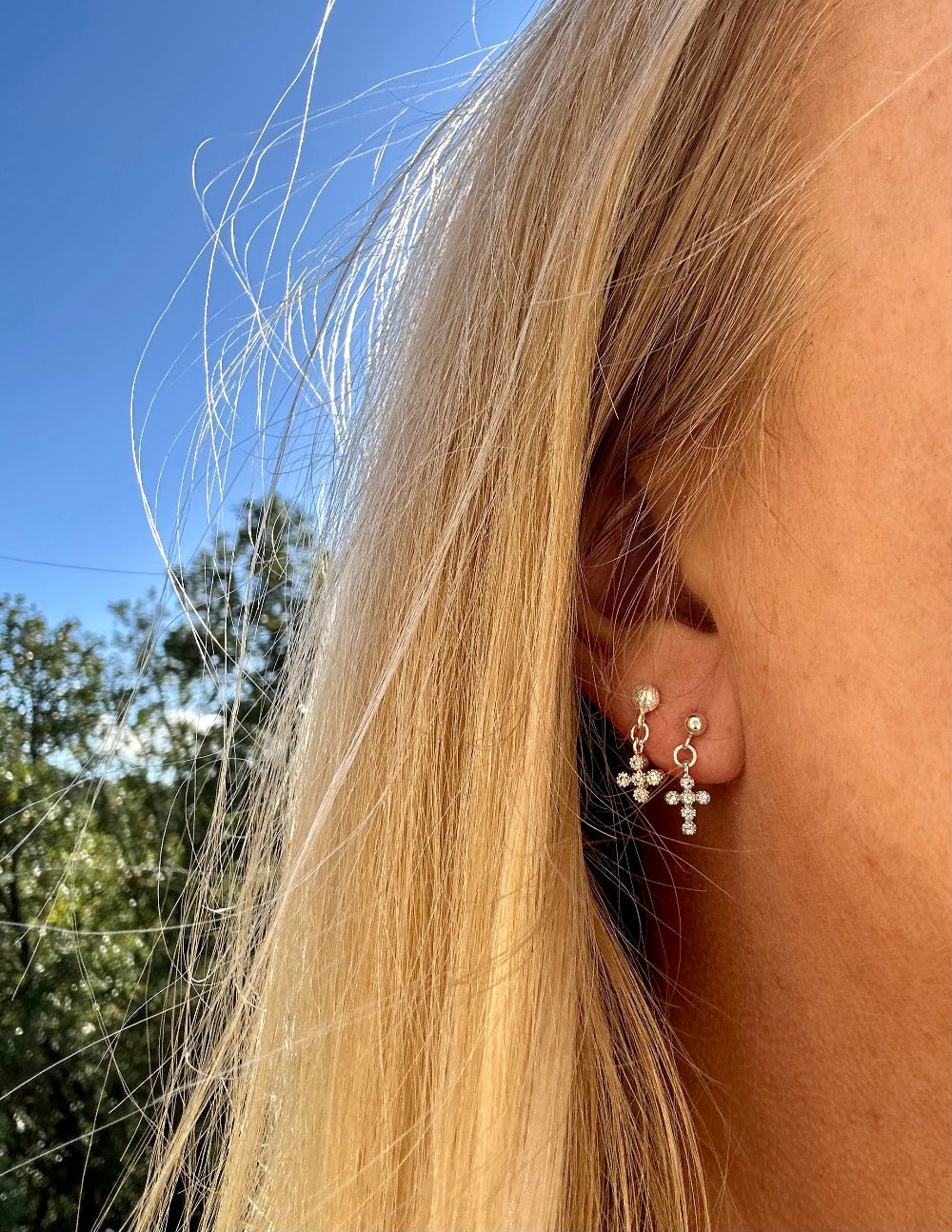 Mes Cajoux boucles d’oreilles Boules en argent massif et ses breloques croix argentées elles mesure et de 1,7 cm