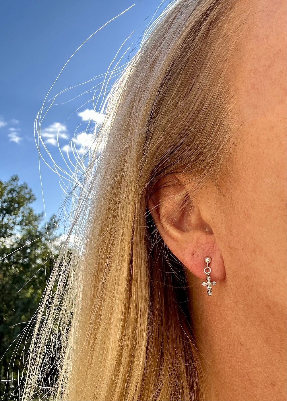 Mes Cajoux boucles d’oreilles Boules en argent massif et ses breloques croix argentées elles mesure et de 1,7 cm