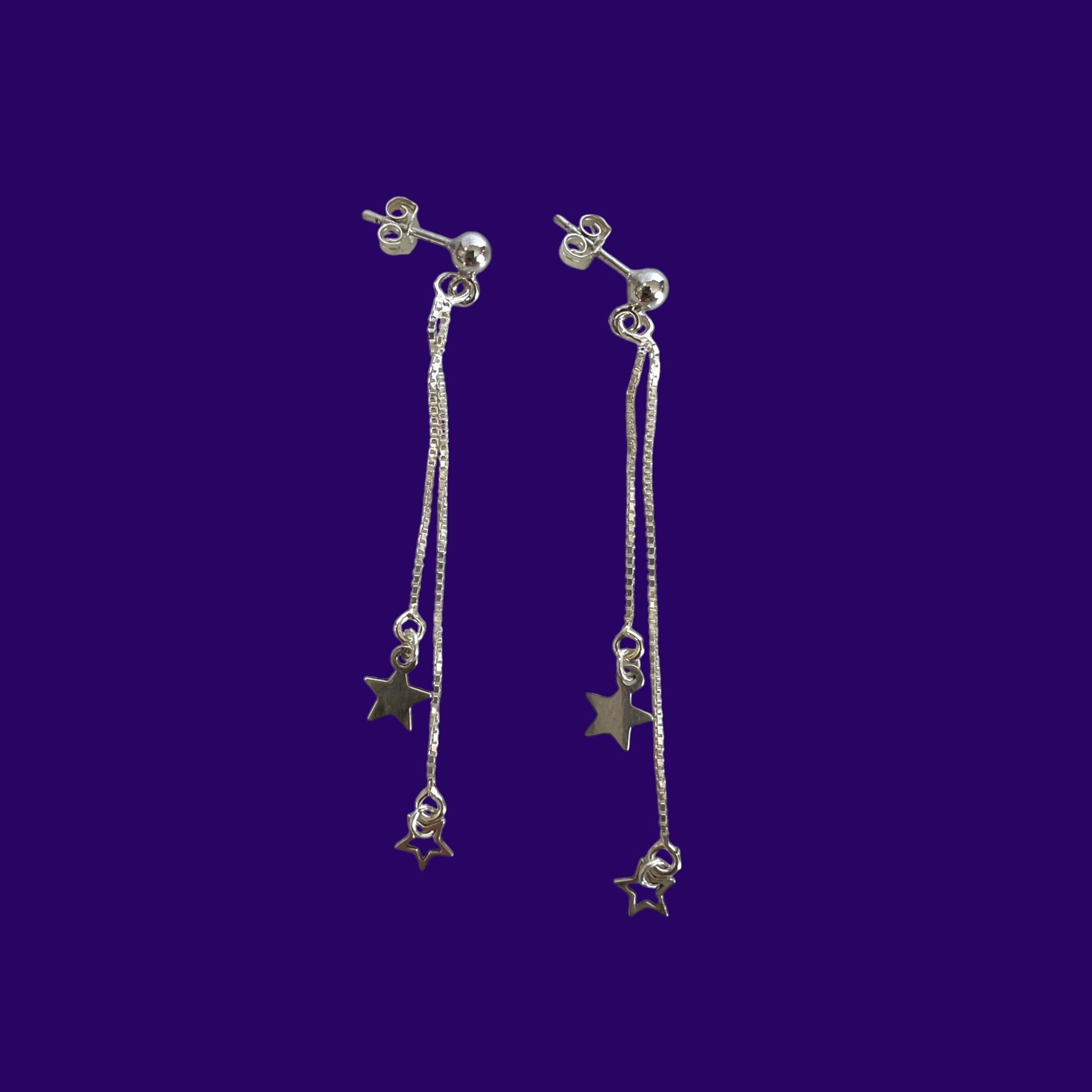 mes bijoux cajoux présente ses boucles d'oreilles tombantes en argent et ses petites breloques étoile