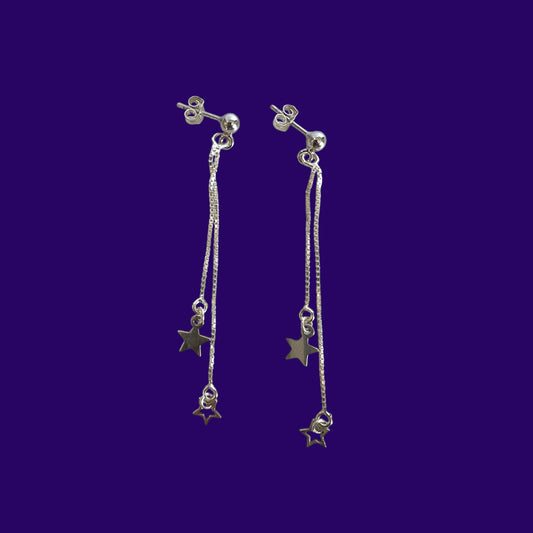 mes bijoux cajoux présente ses boucles d'oreilles tombantes en argent et ses petites breloques étoile